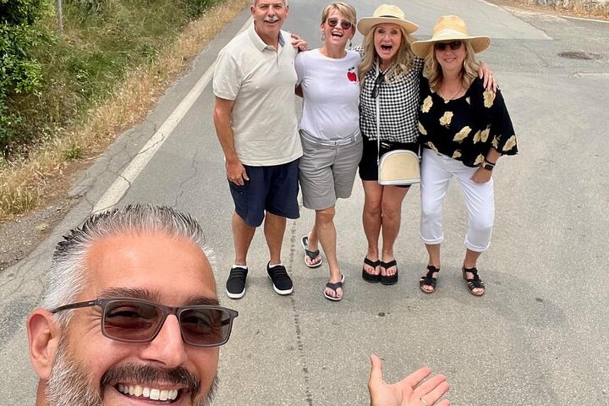 un grup de oameni care pozează pentru o fotografie pe o stradă