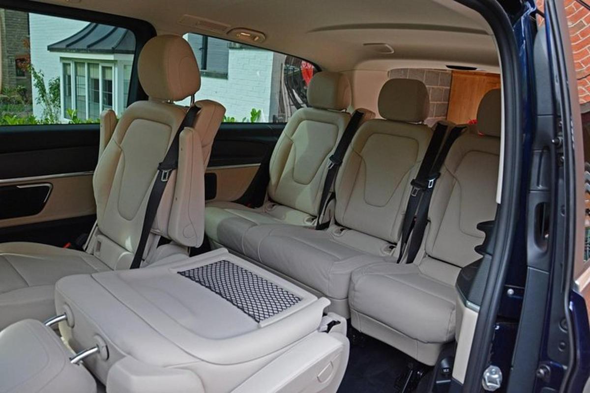 ein Rücksitz eines Minivans mit einem Laptop darin
