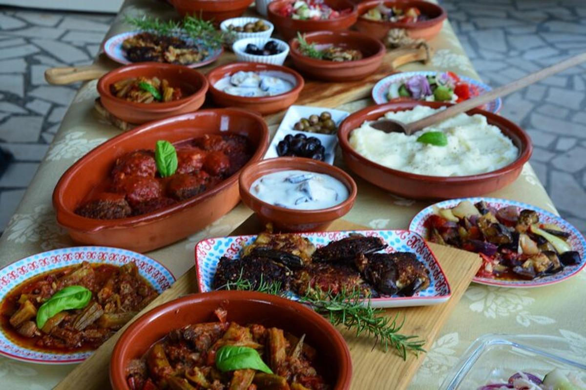 ένα τραπέζι με πολλά μπολ με φαγητό πάνω του