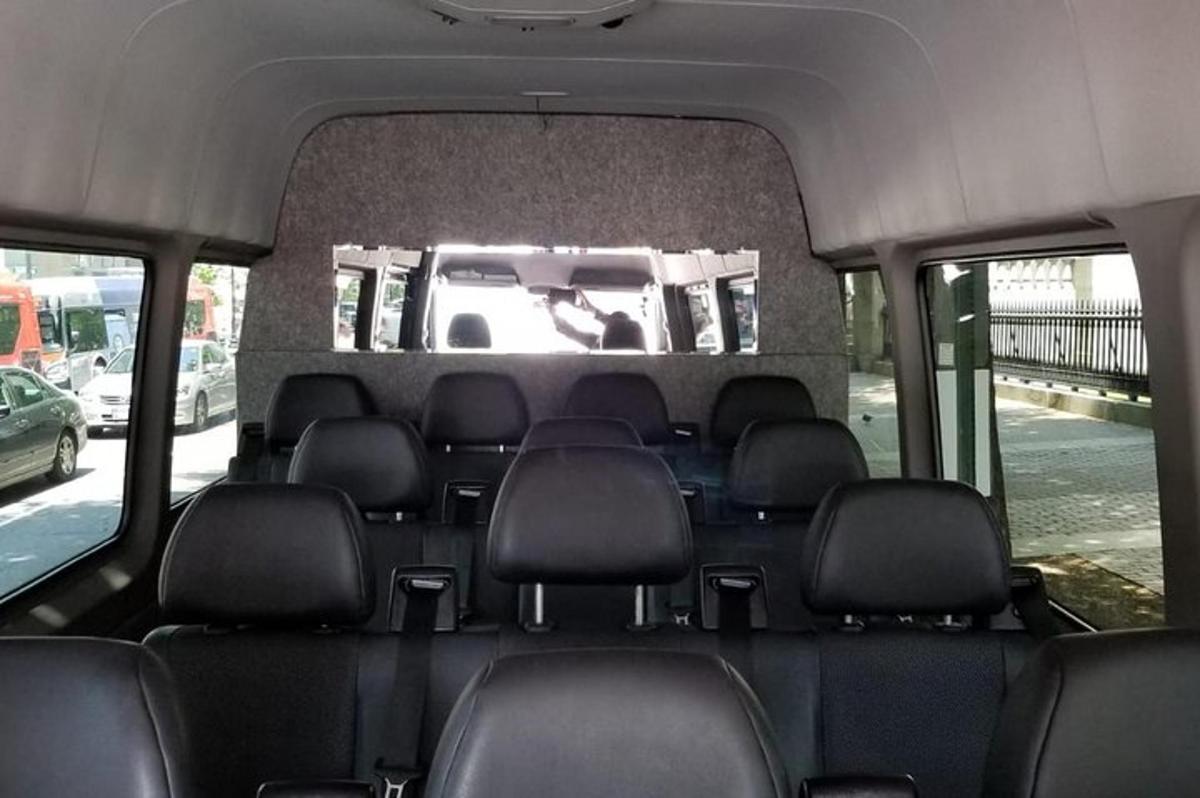 un grupo de asientos en la parte trasera de un autobús