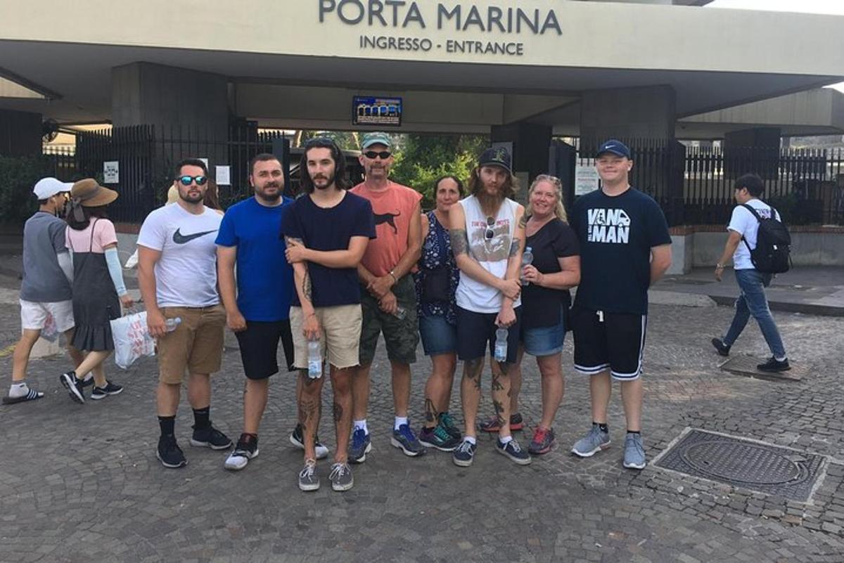 skupina lidí stojících před budovou