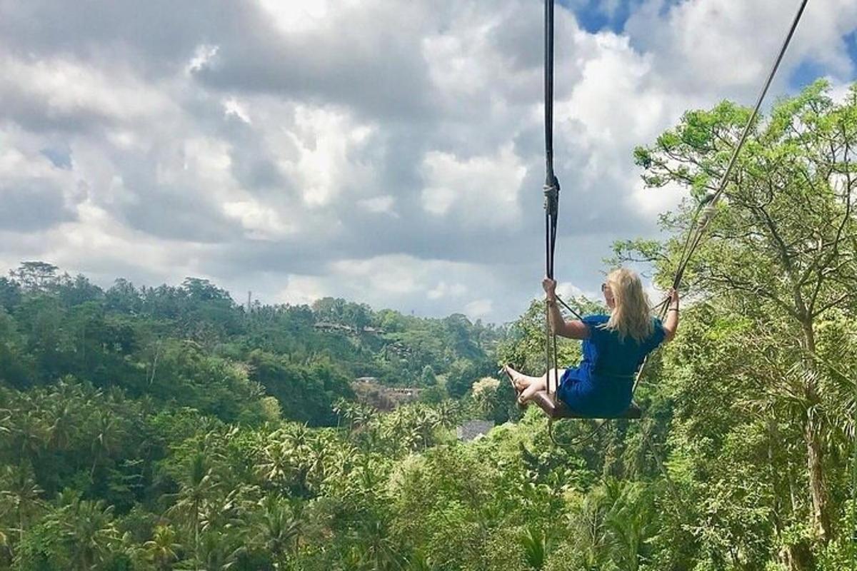 una dona balancejant-se en una tirolina a la selva