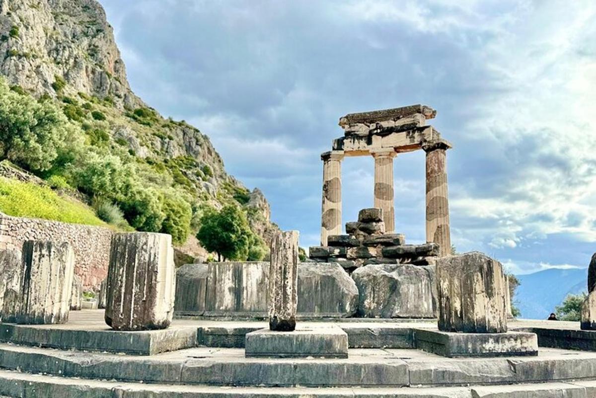 velký monument s kamennými schody a kopcem