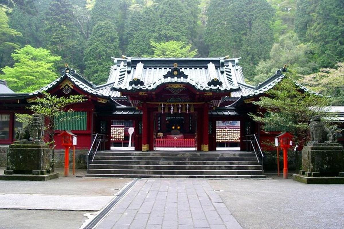 un temple amb escales i una persona davant
