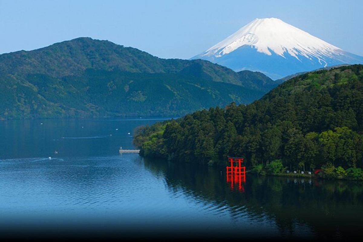 湖中央有一座山，山上有一座红桥
