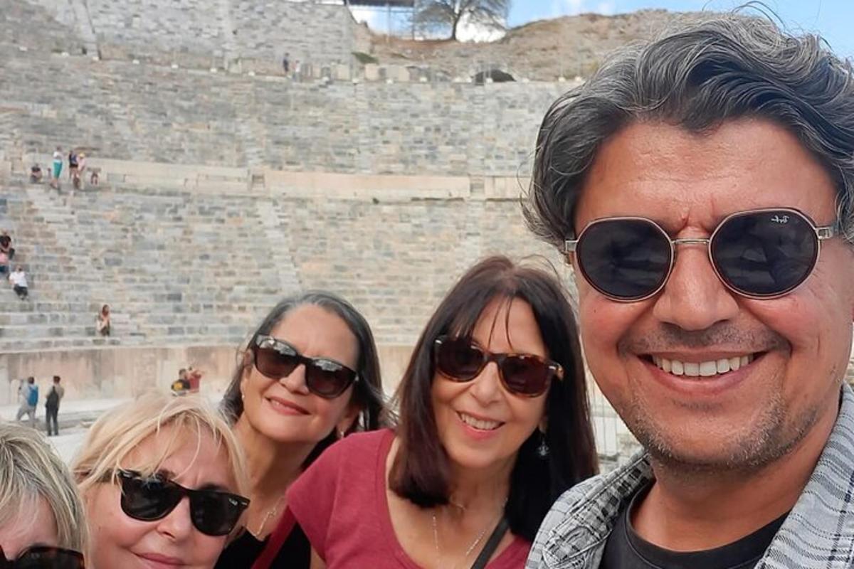 hópur fólks stendur fyrir framan aiseum