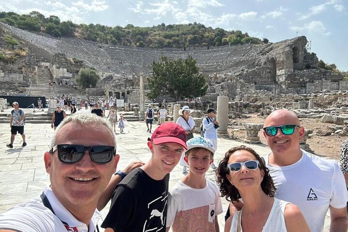 grupp inimesi seisab Aiseumi ees