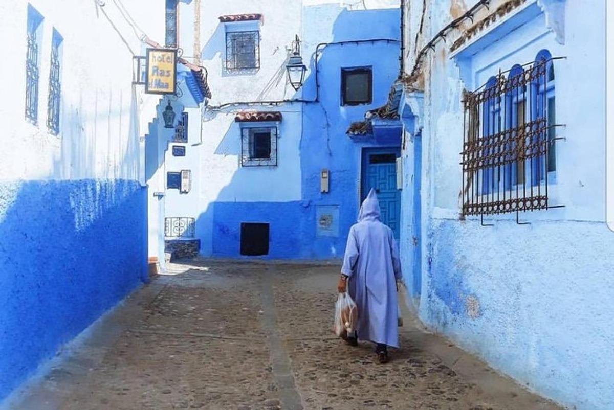 seorang wanita berjalan di jalan di lorong biru