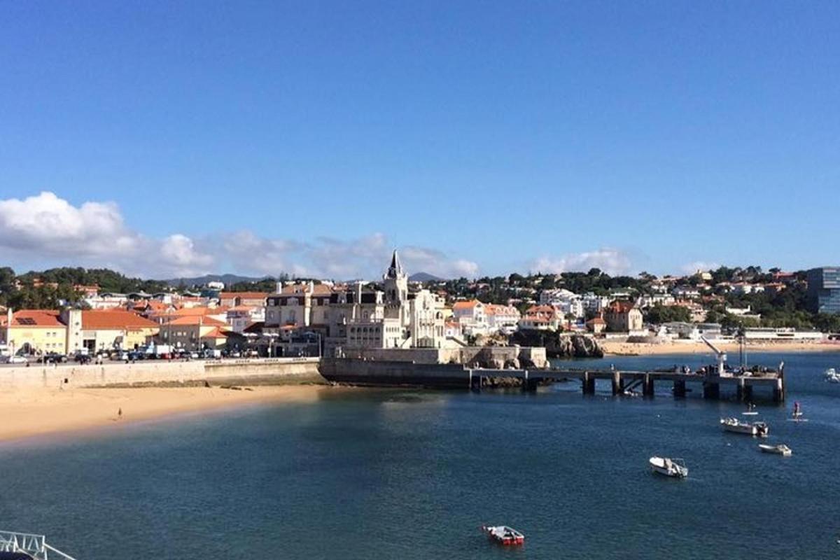 uma vista de uma praia com barcos na água