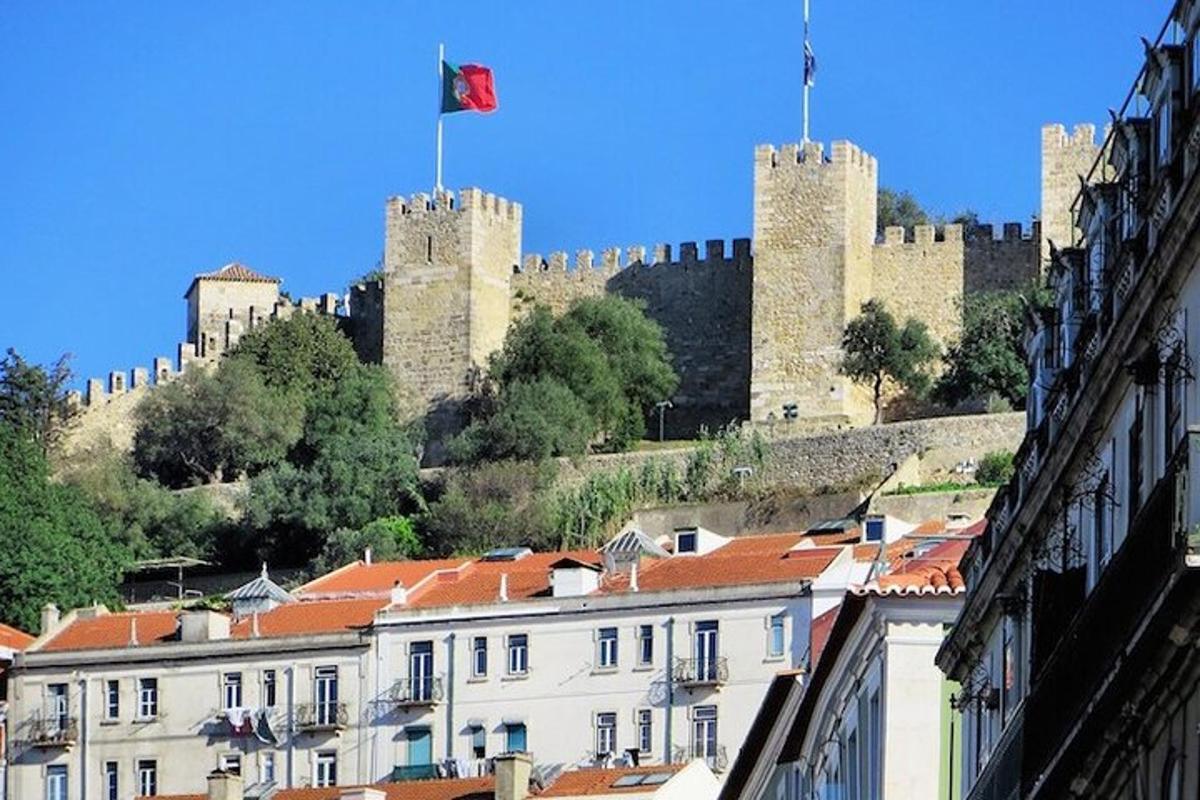 μια πόλη με ένα κάστρο στο βάθος