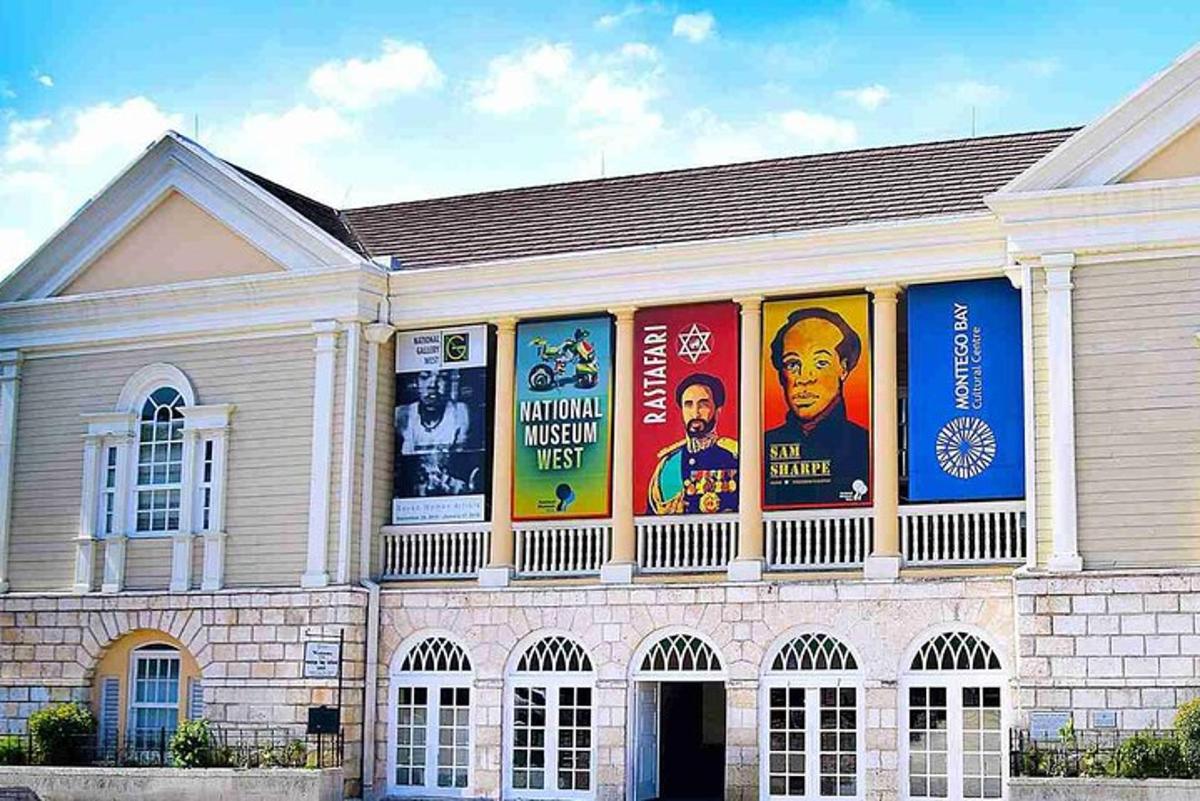 sebuah gedung dengan poster di sisinya