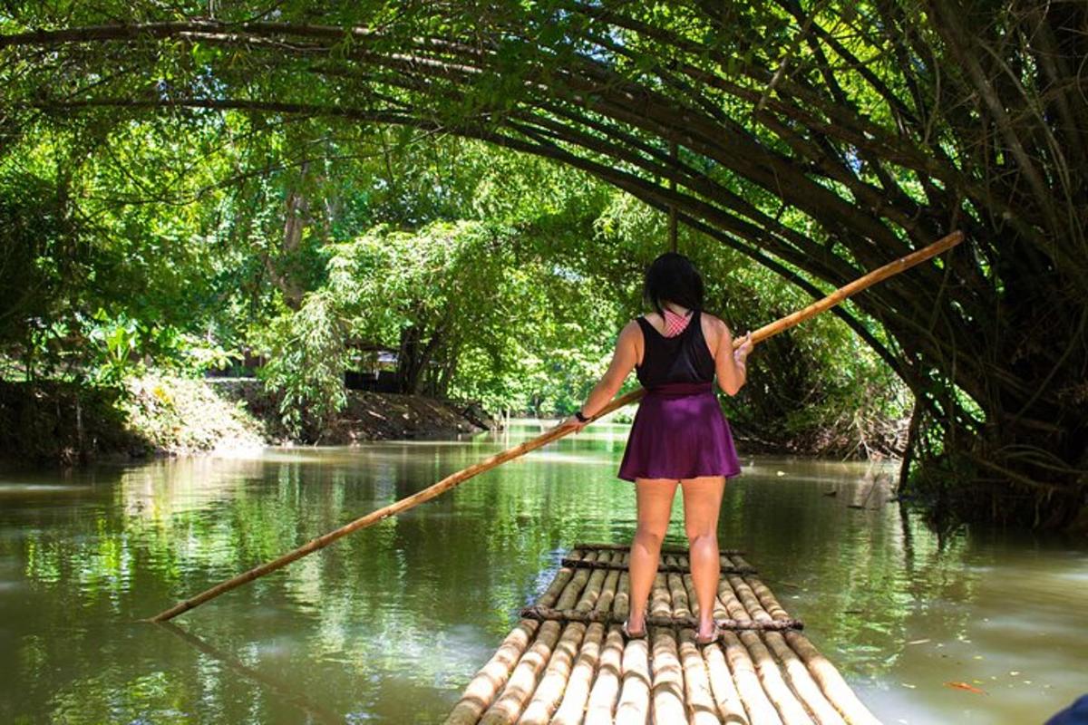 seorang wanita sedang mendayung perahu di air