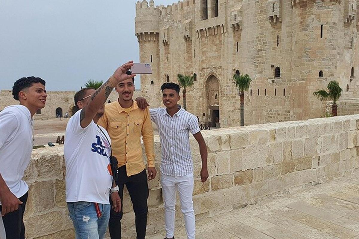 مجموعة من الرجال يلتقطون صورة لقلعة