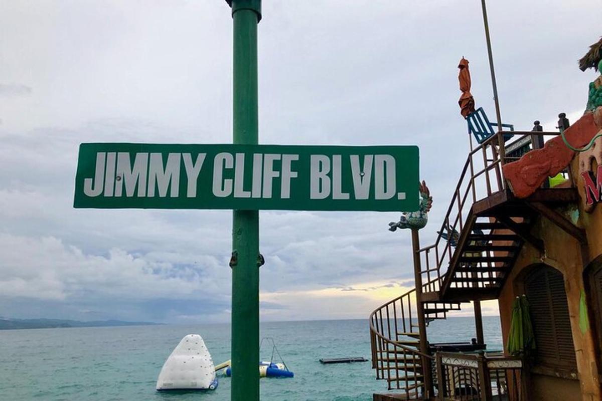 rambu jalan hijau di tiang dekat laut
