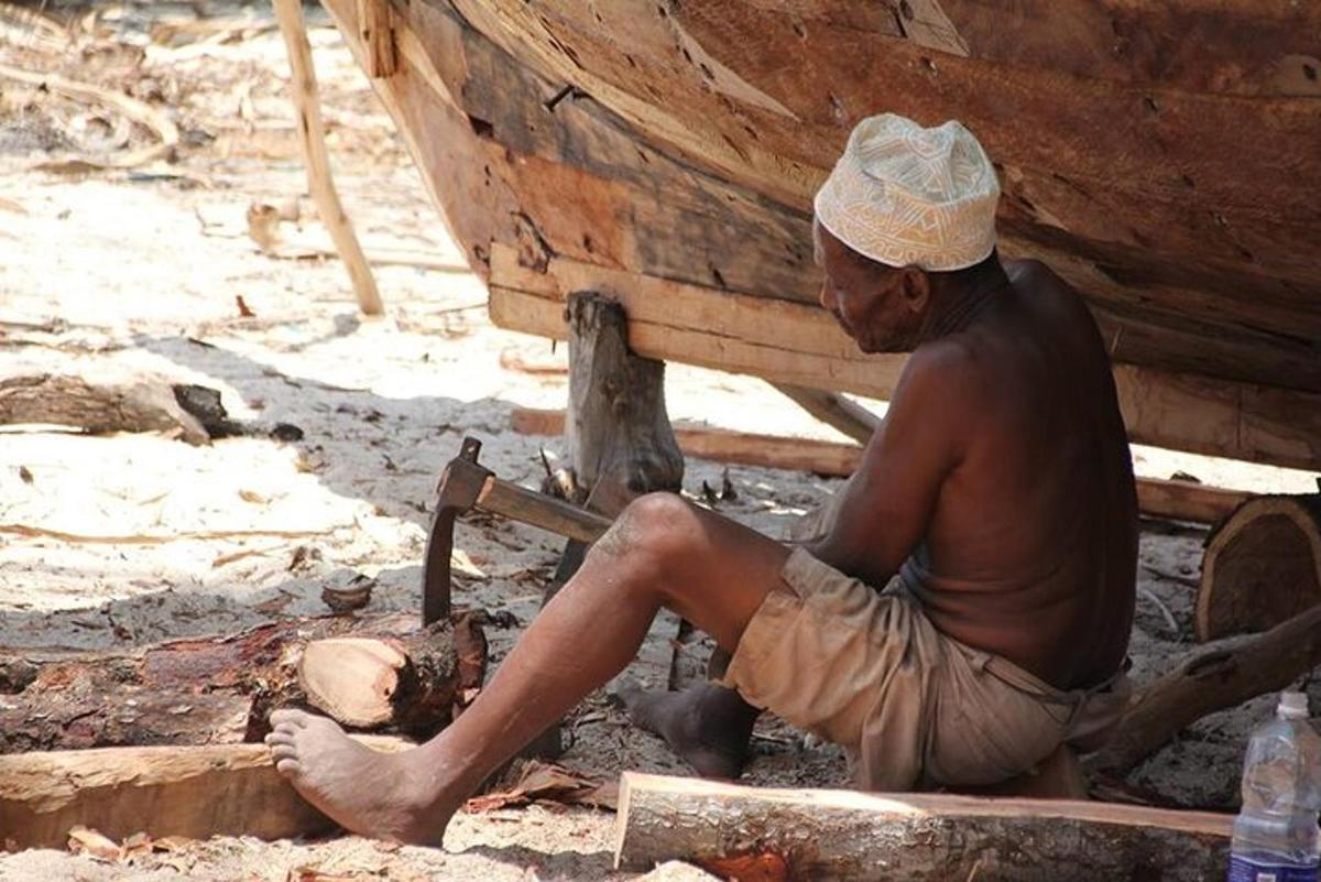 bức tượng một người đàn ông ngồi dưới thuyền