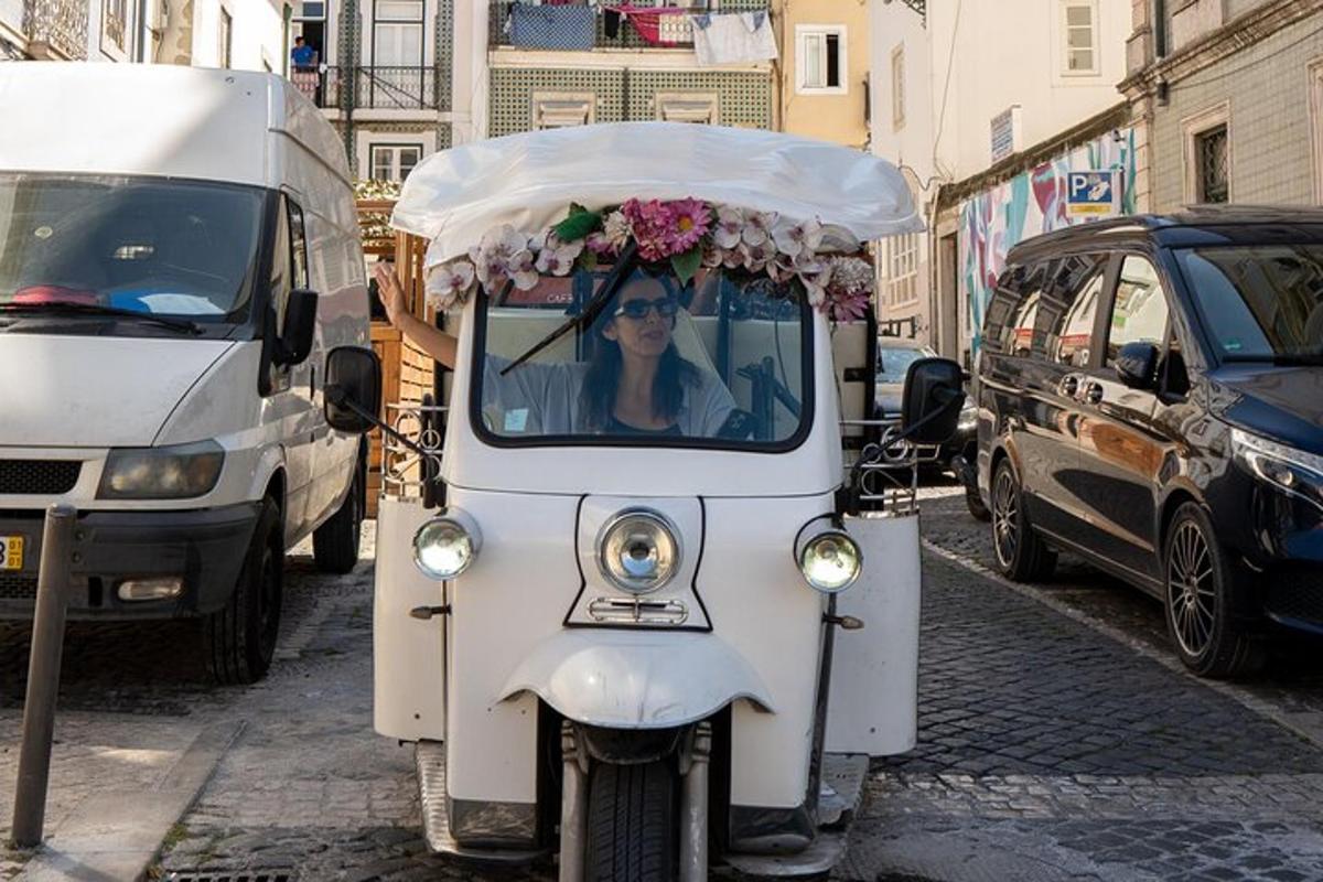 una donna alla guida di un veicolo bianco su una strada