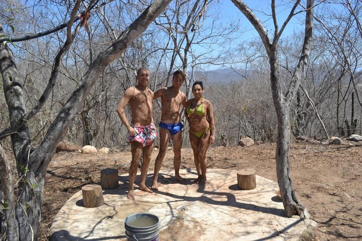 tres homes en banyador drets al bosc