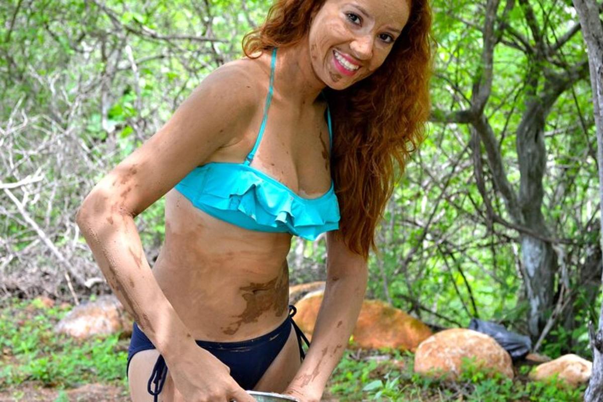 una dona amb un bikini blau al bosc