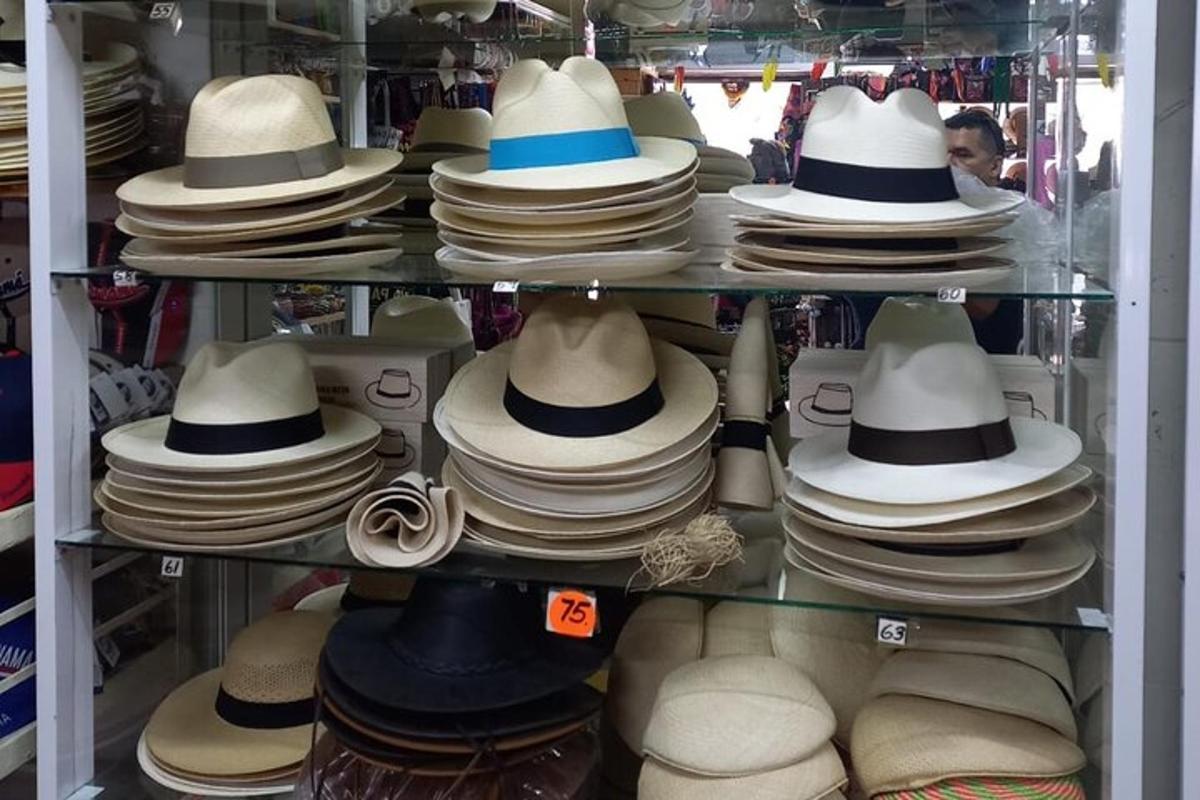 un mucchio di cappelli sugli scaffali di un negozio