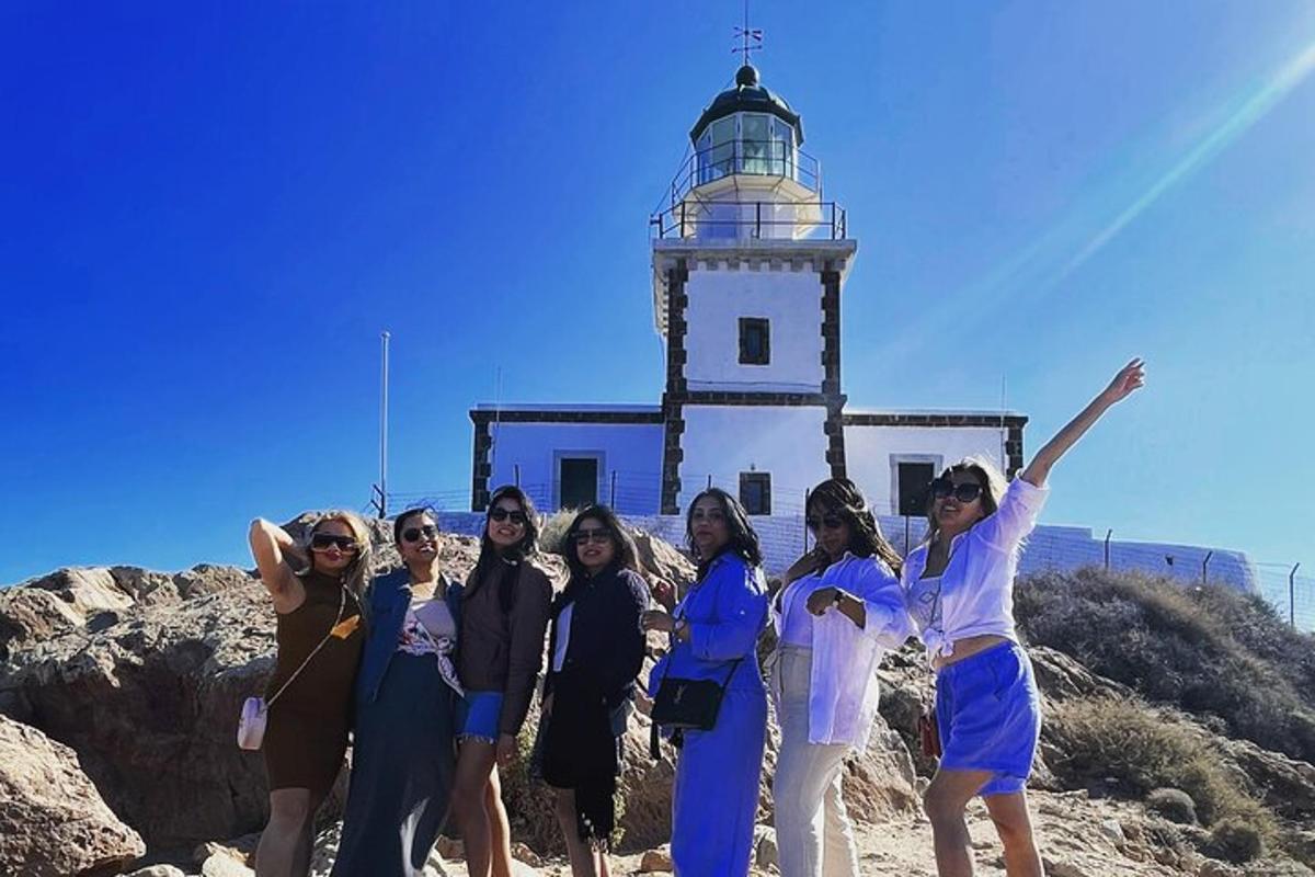 un grup de dones dempeus davant d'un far