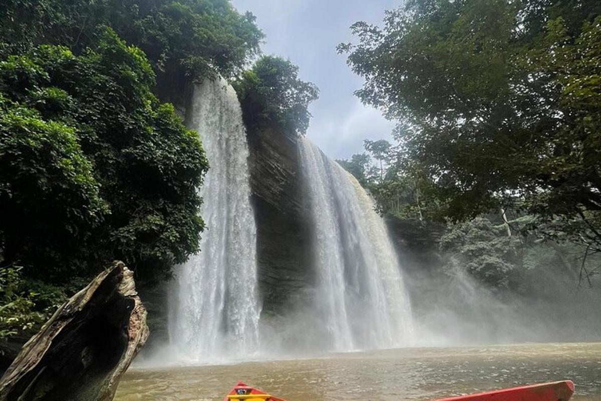 น้ำตกในแม่น้ำที่มีเรืออยู่ในน้ำ