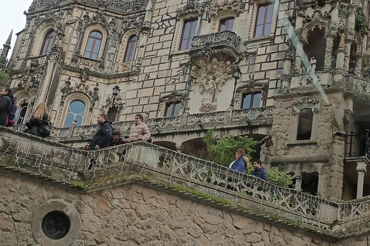 un grup de oameni care stau la balconul unei clădiri