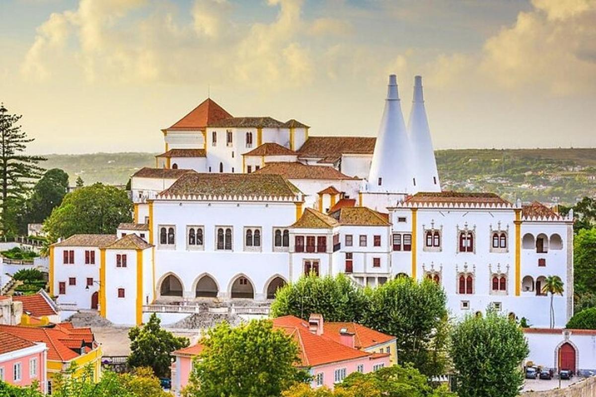 mesto s veľkou bielou budovou a kostolom