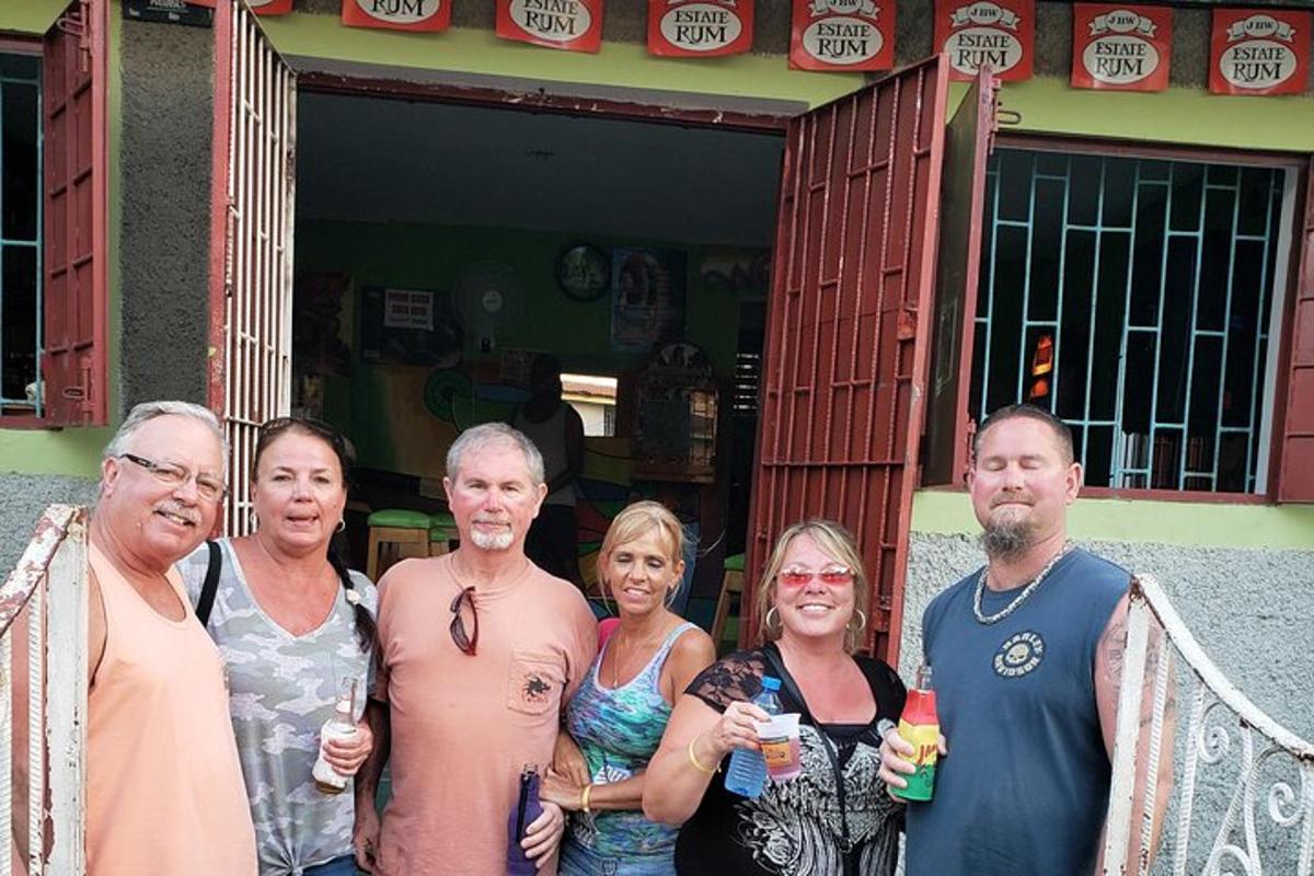 um grupo de pessoas em pé em frente a um prédio