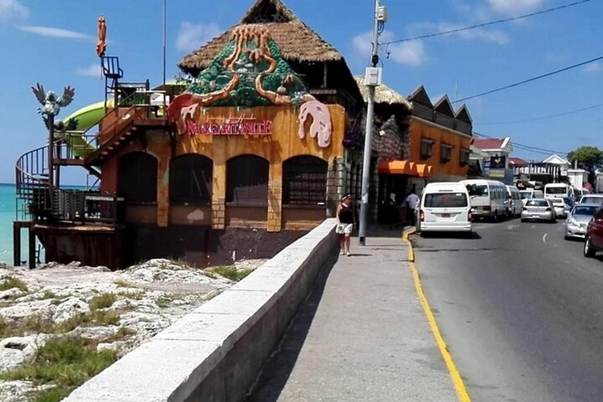 budova na straně ulice vedle oceánu