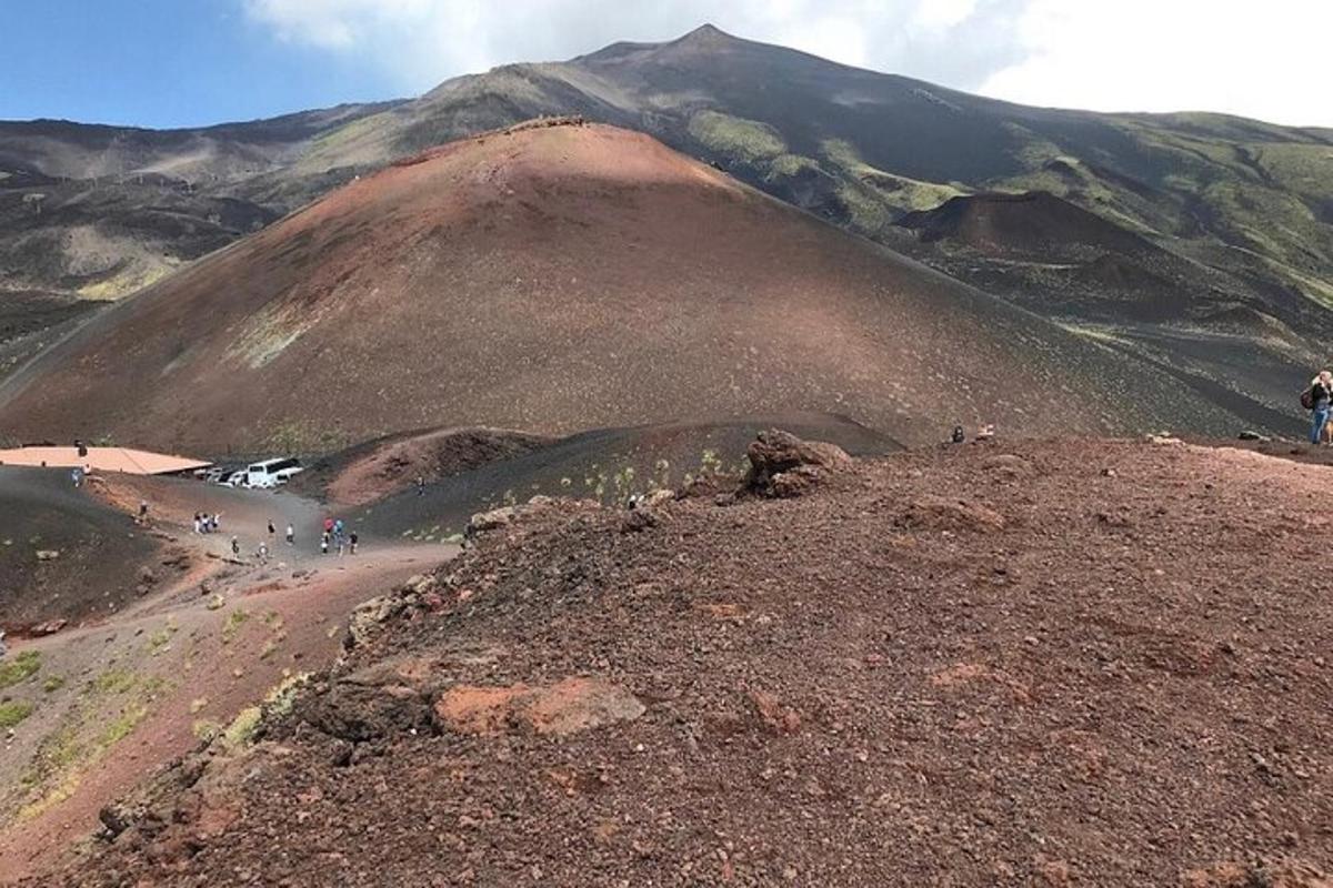un grupo de personas de pie en la cima de una montaña
