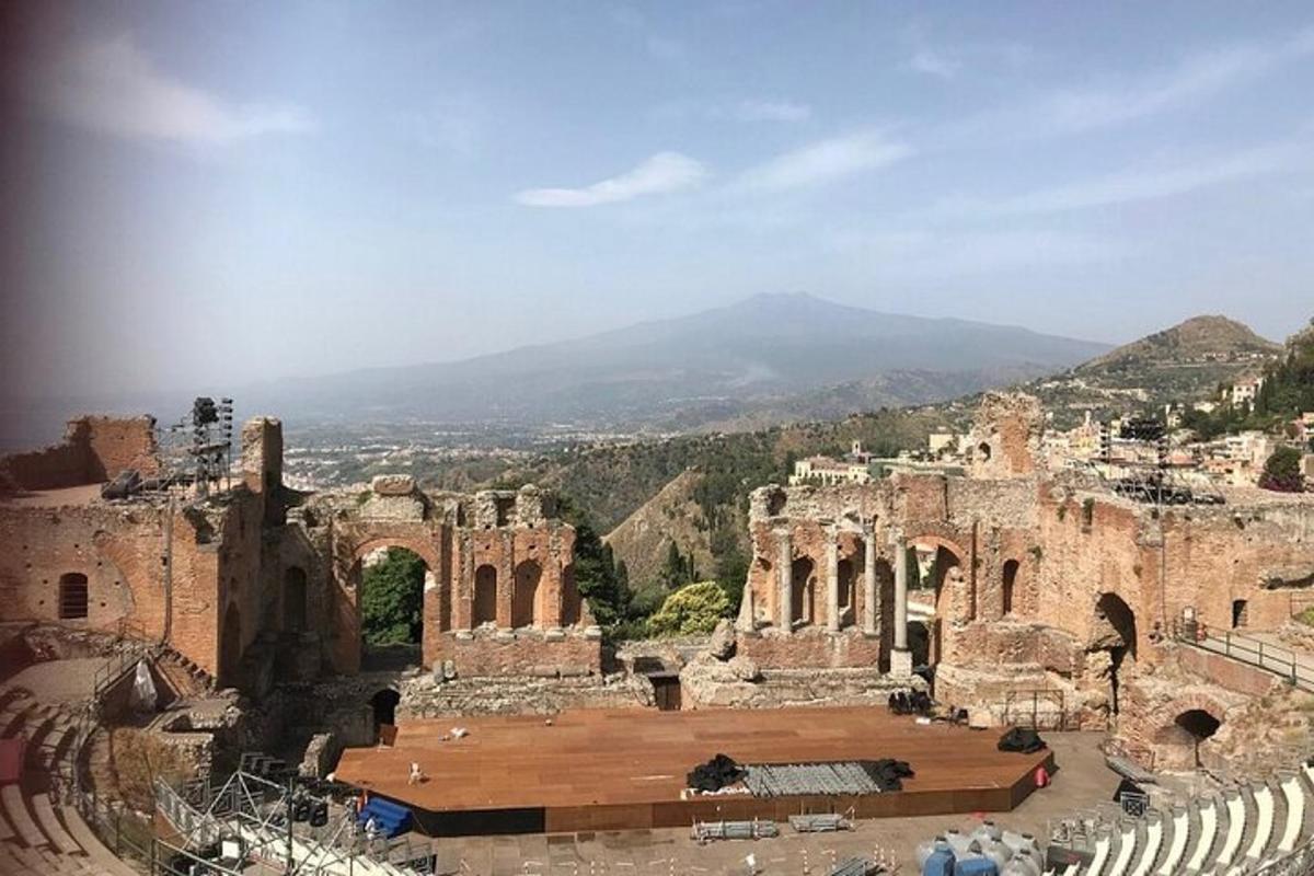 Un antiguo anfiteatro con una montaña al fondo
