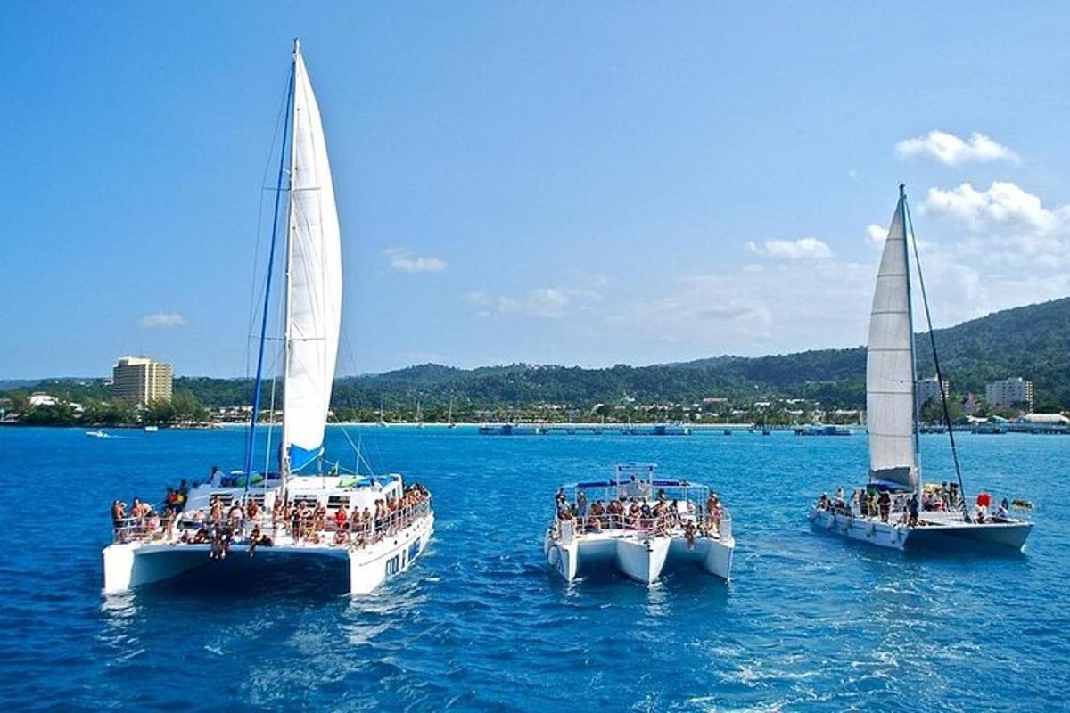 due barche con vele bianche in un grande specchio d'acqua