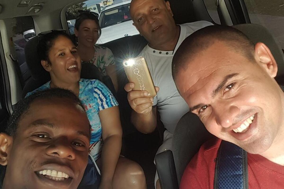 sekumpulan orang duduk di belakang kereta