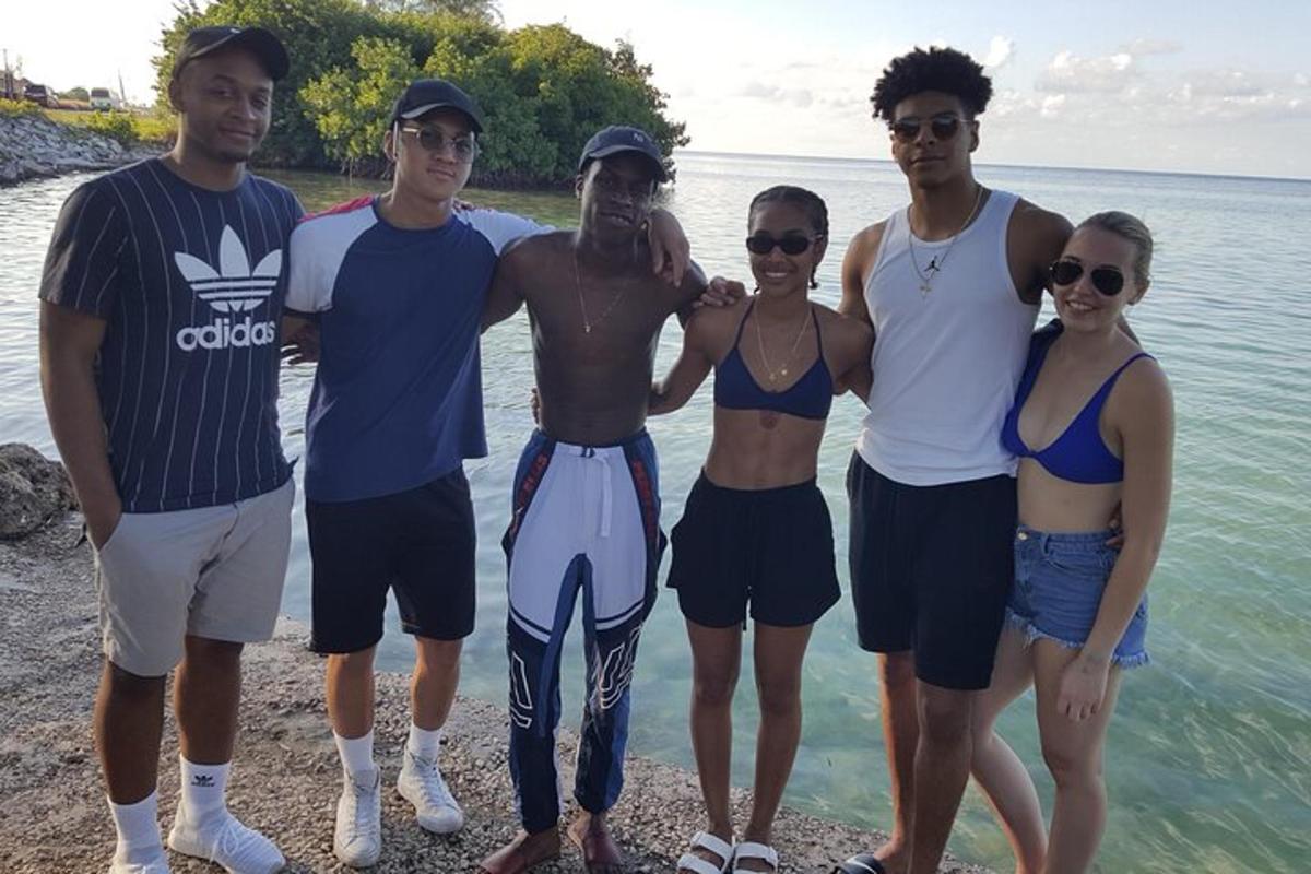 sekumpulan orang berdiri di pantai