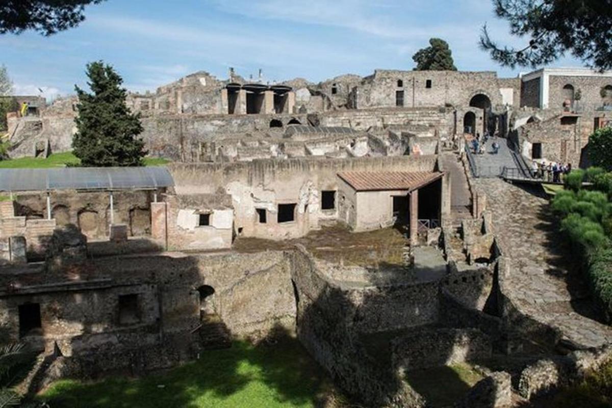 una vista di un antico edificio con persone che camminano intorno