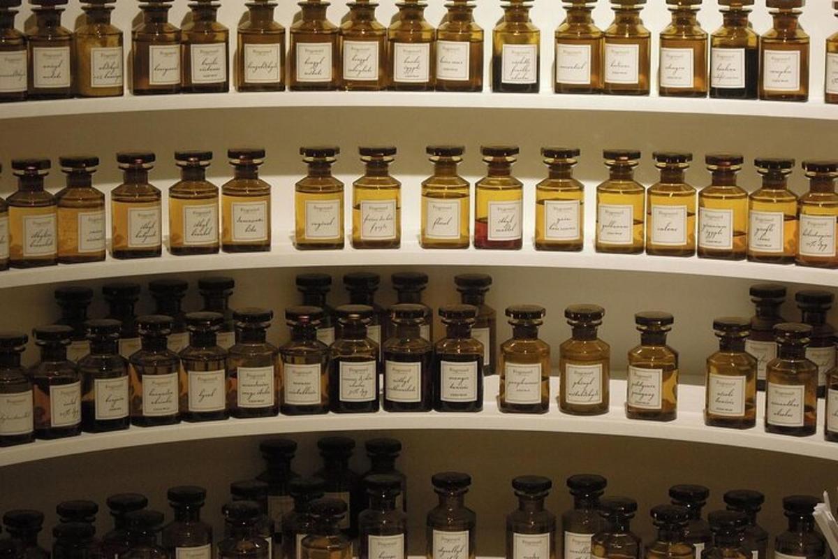 một kệ chứa đầy những chai rượu whisky