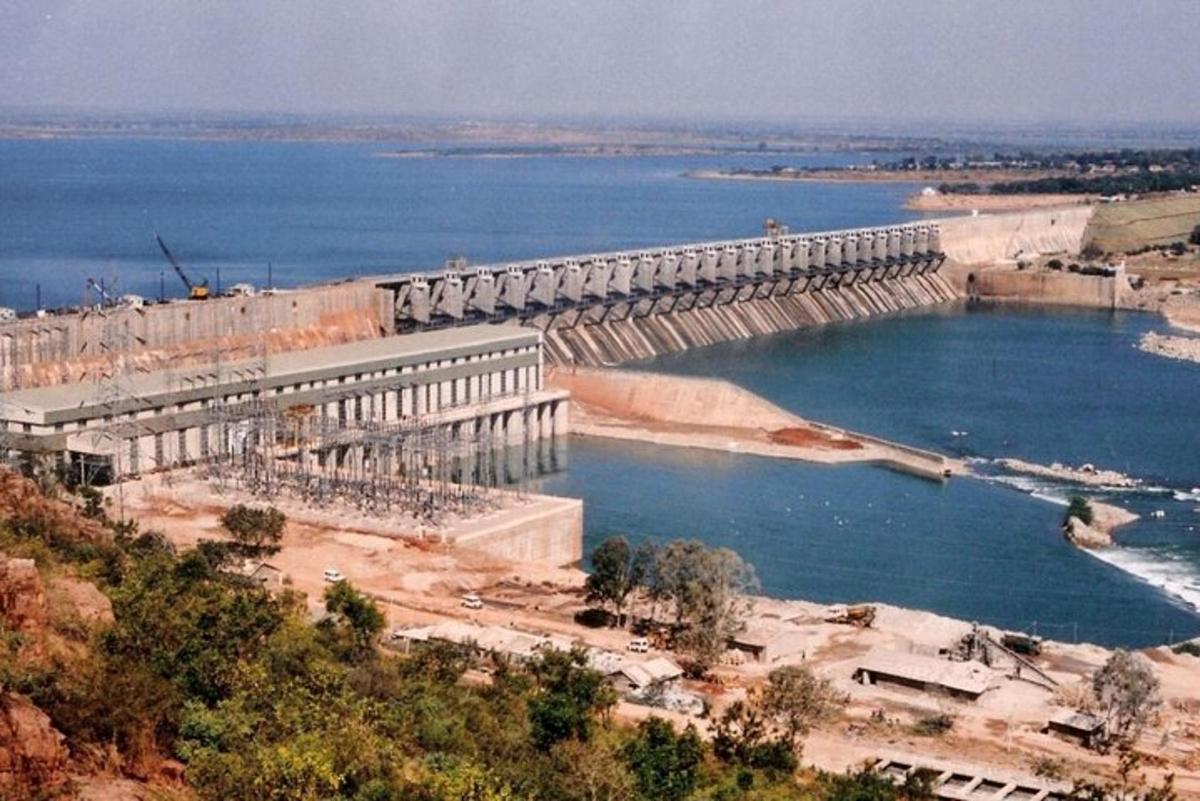 uma vista aérea de uma grande barragem em um corpo d'água