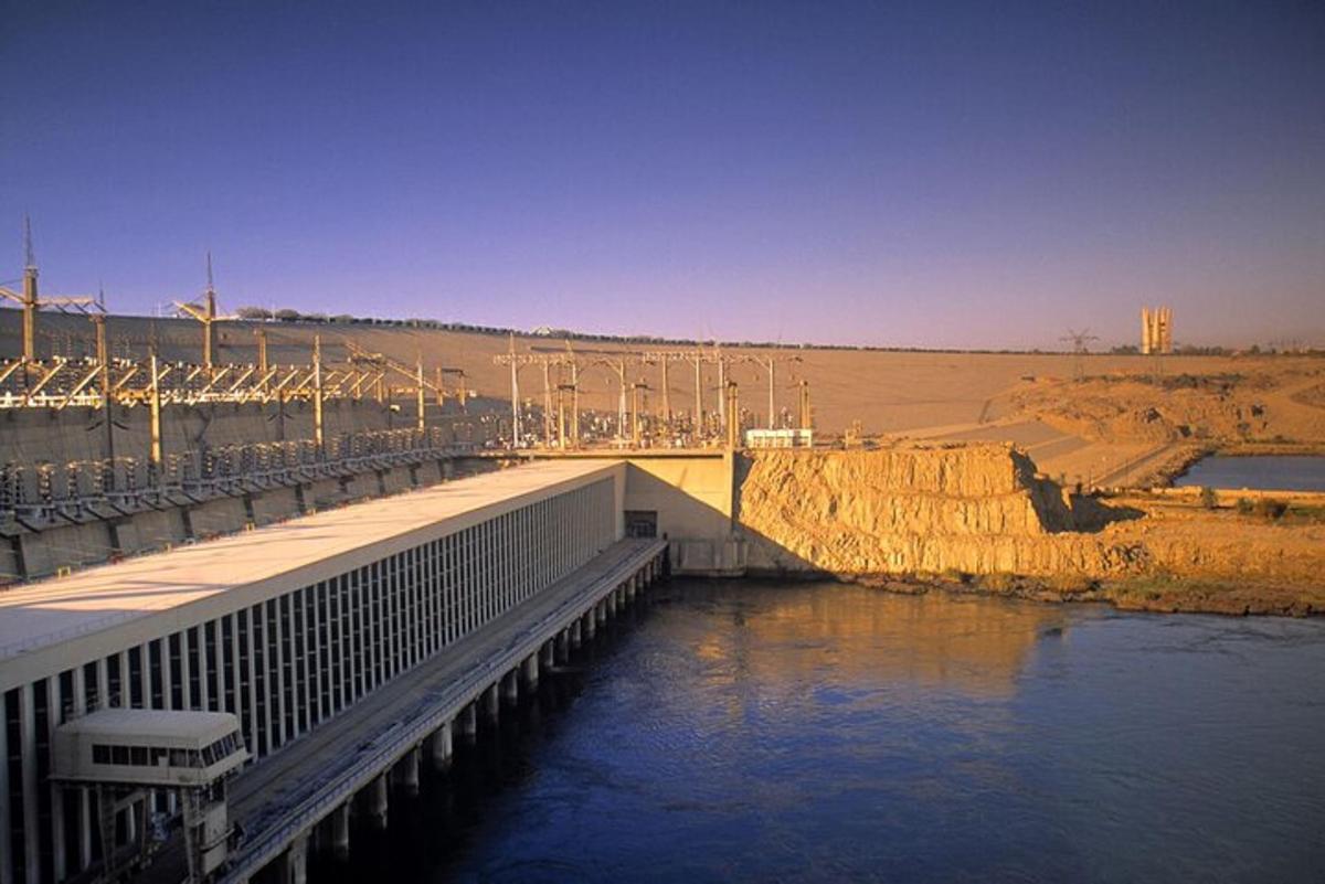 uma ponte sobre um rio com um trem nela