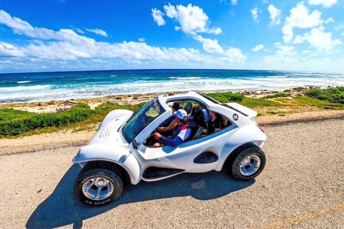 sebuah kereta mainan berwarna putih diletakkan di tepi pantai