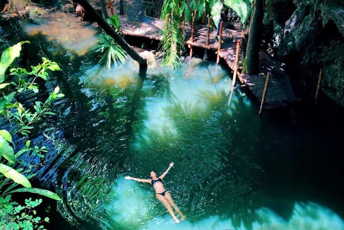 seorang wanita berdiri di dalam air di sungai
