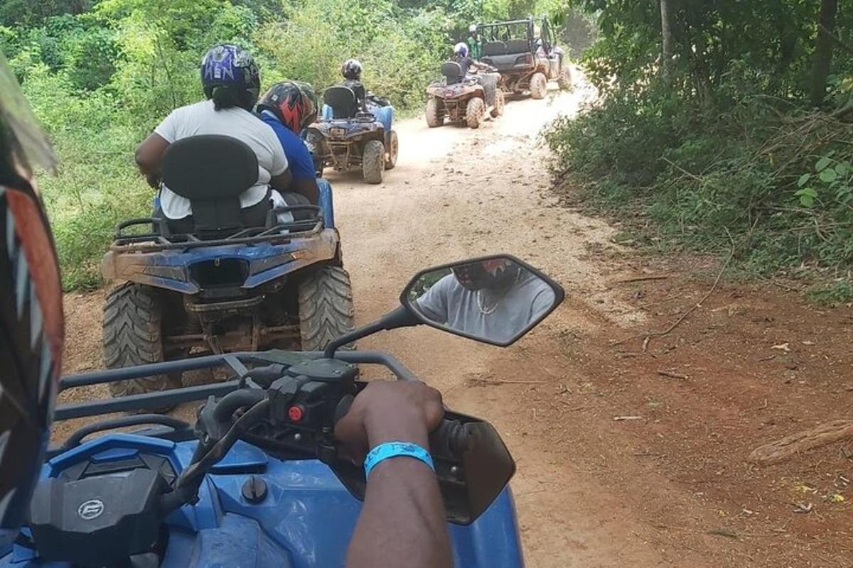 egy csoport ember ATV-zik egy földúton