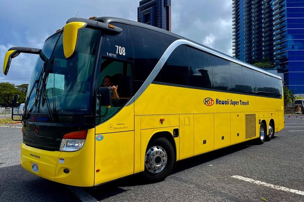 sarı bir otobüs bir otoparkta park edilmiş