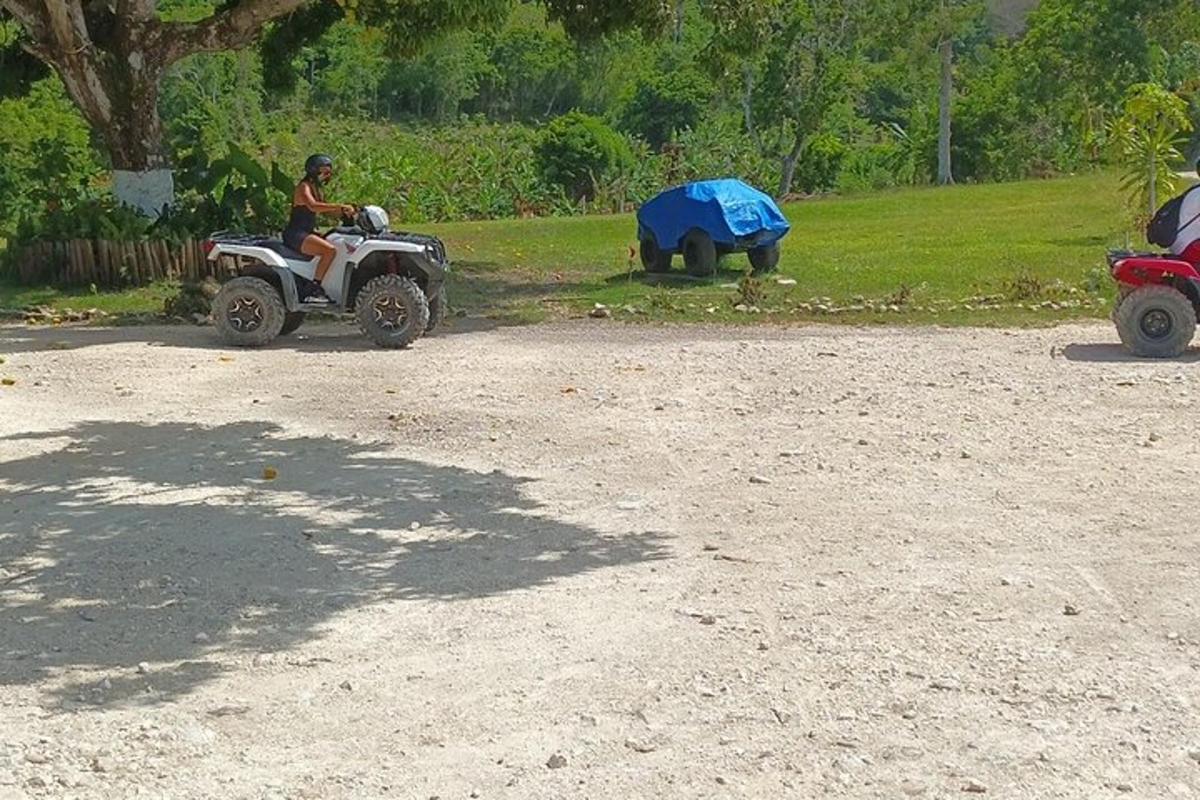 una persona che guida un quad su una strada sterrata
