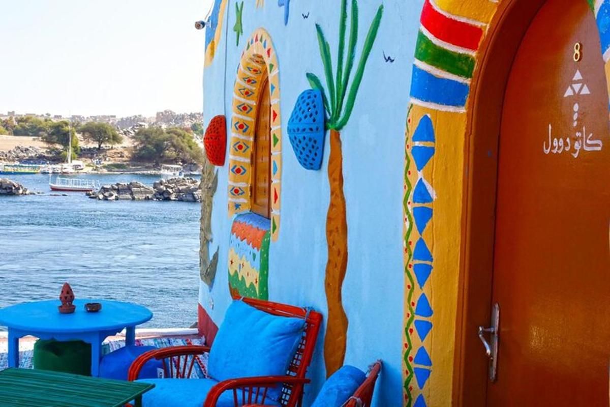 uma sala com pranchas de surfe pintadas na parede
