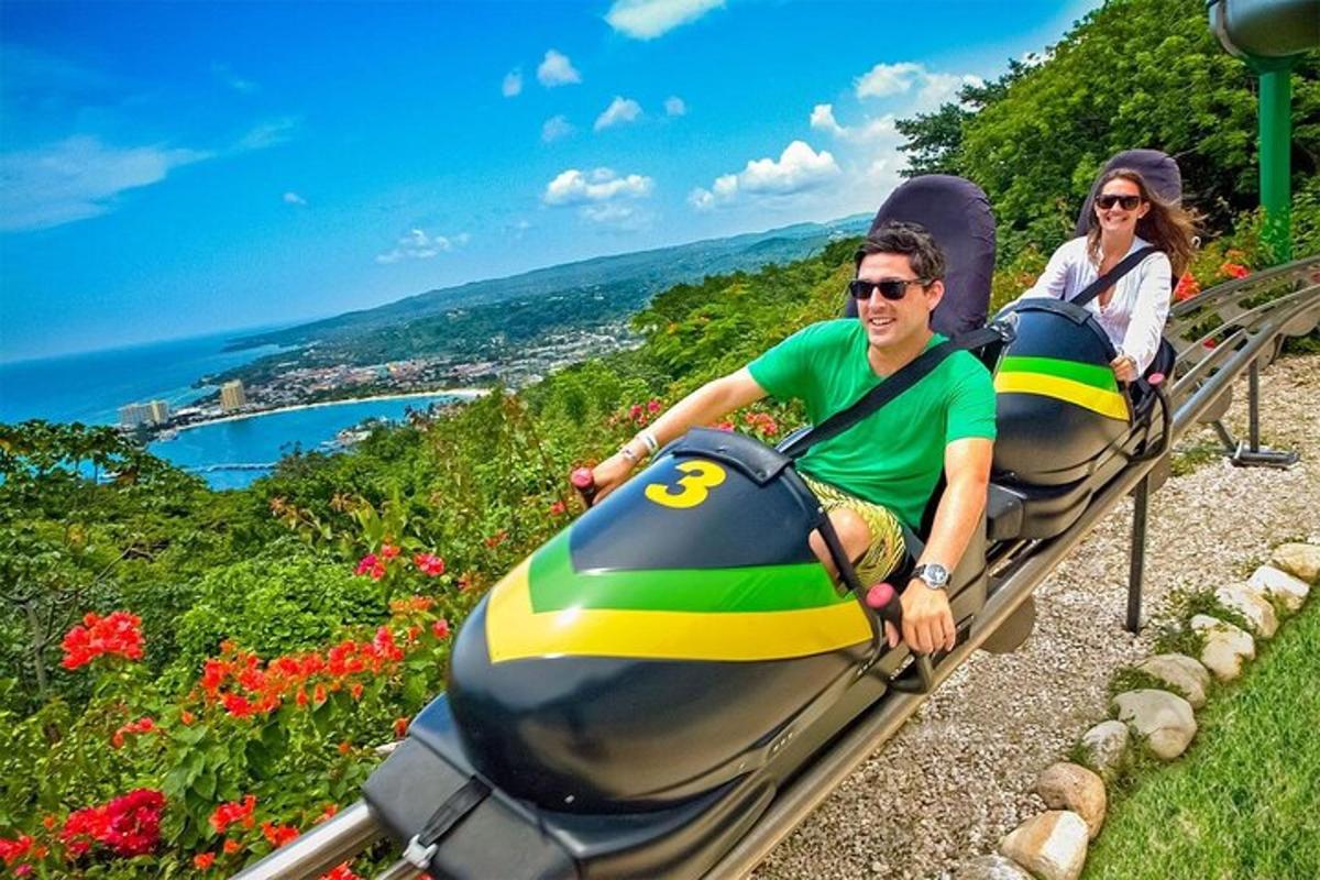 seorang lelaki dan seorang wanita duduk di atas roller coaster