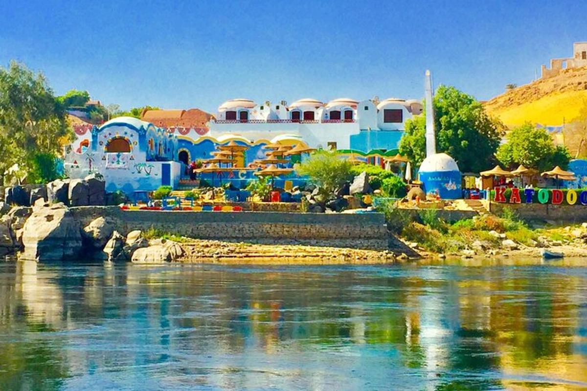 uma casa azul e branca ao lado de um rio