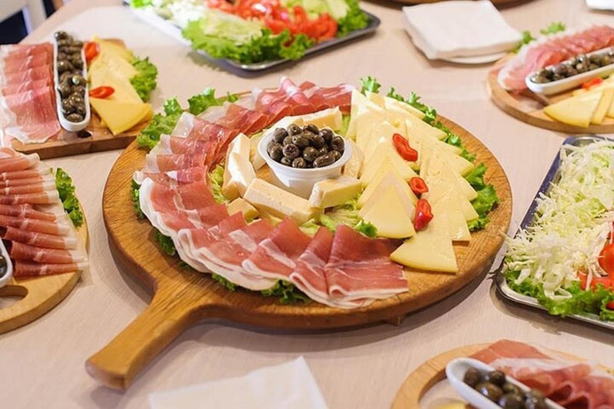egy asztal egy tányér hússal és sajttal
