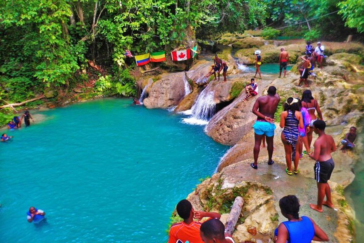 Un grupo de personas de pie sobre rocas cerca de un río.