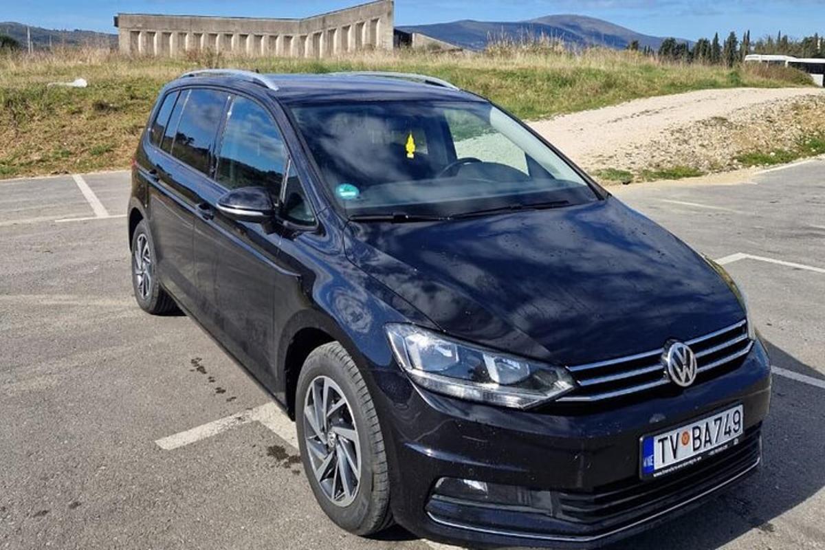 egy kék autó parkolt a parkolóban