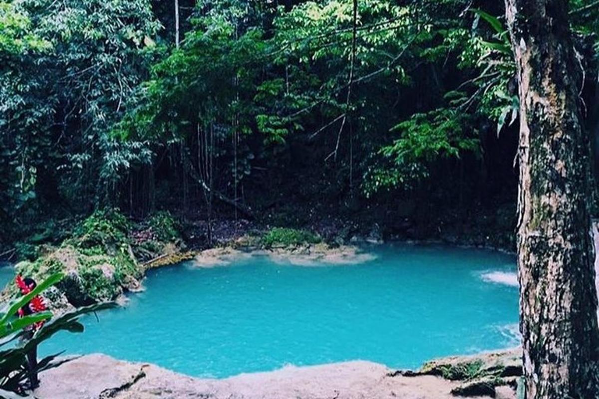 kolam air biru besar di hutan